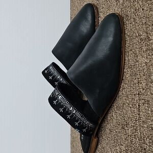 Toms Jutti Leather Cutout Embroidered Strap Mules Slides Sz 9.5 Womens